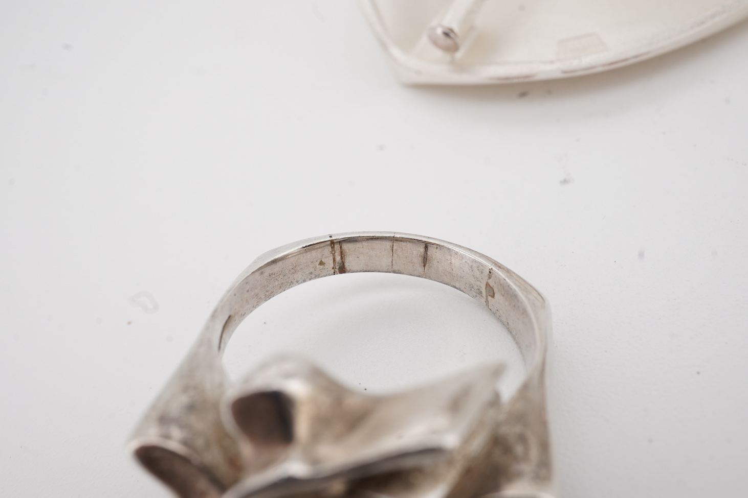 Two contemporary Finnish Lapponia 925 rings, sizes O and U, together with a similar Finnish Lapponia 925 brooch.